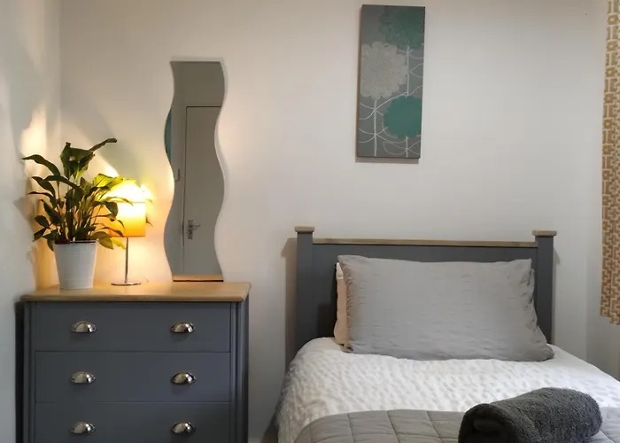 Entire 4-Bed House & Parking, Steps From Icc & Utilita Arena Birmingham & Broad Street
